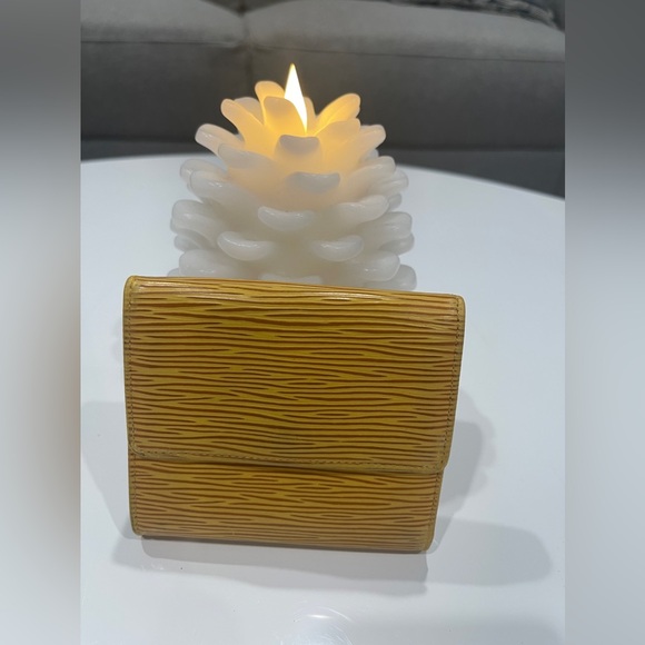 AUTHENTIC LOUIS VUITTON EPI WALLET - Picture 3 of 15